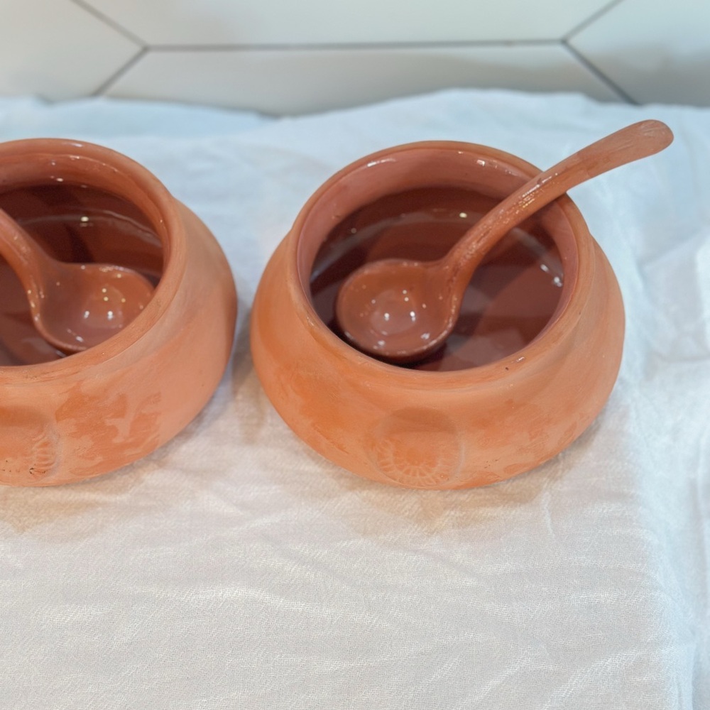 Terracotta salsa and guacamole serving dish with spoon - Picture 5 of 8